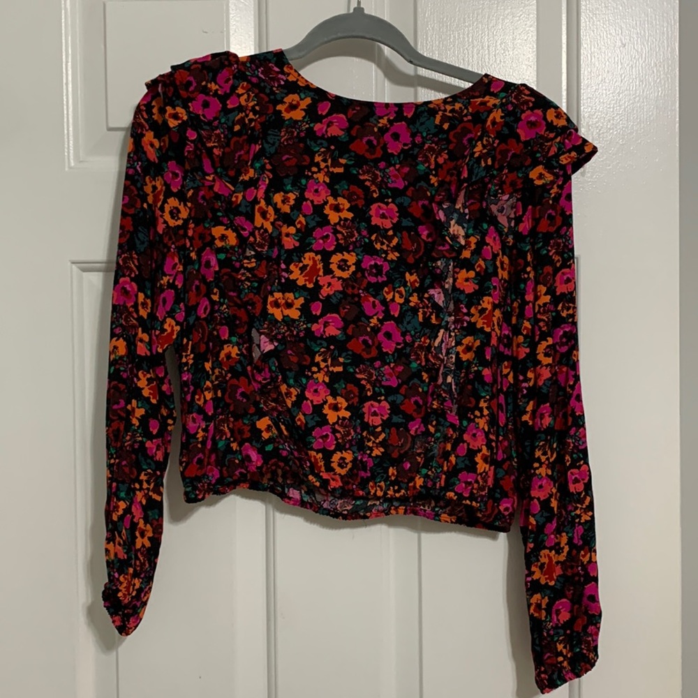 Very sweet floral long sleeve size small top!!